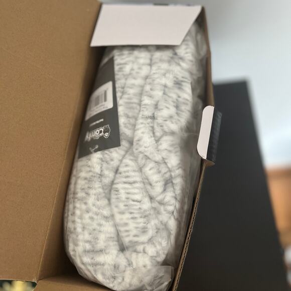 NIB / NWT The Comfy Dream Wearable Blanket in Heather Gray - Picture 4 of 7